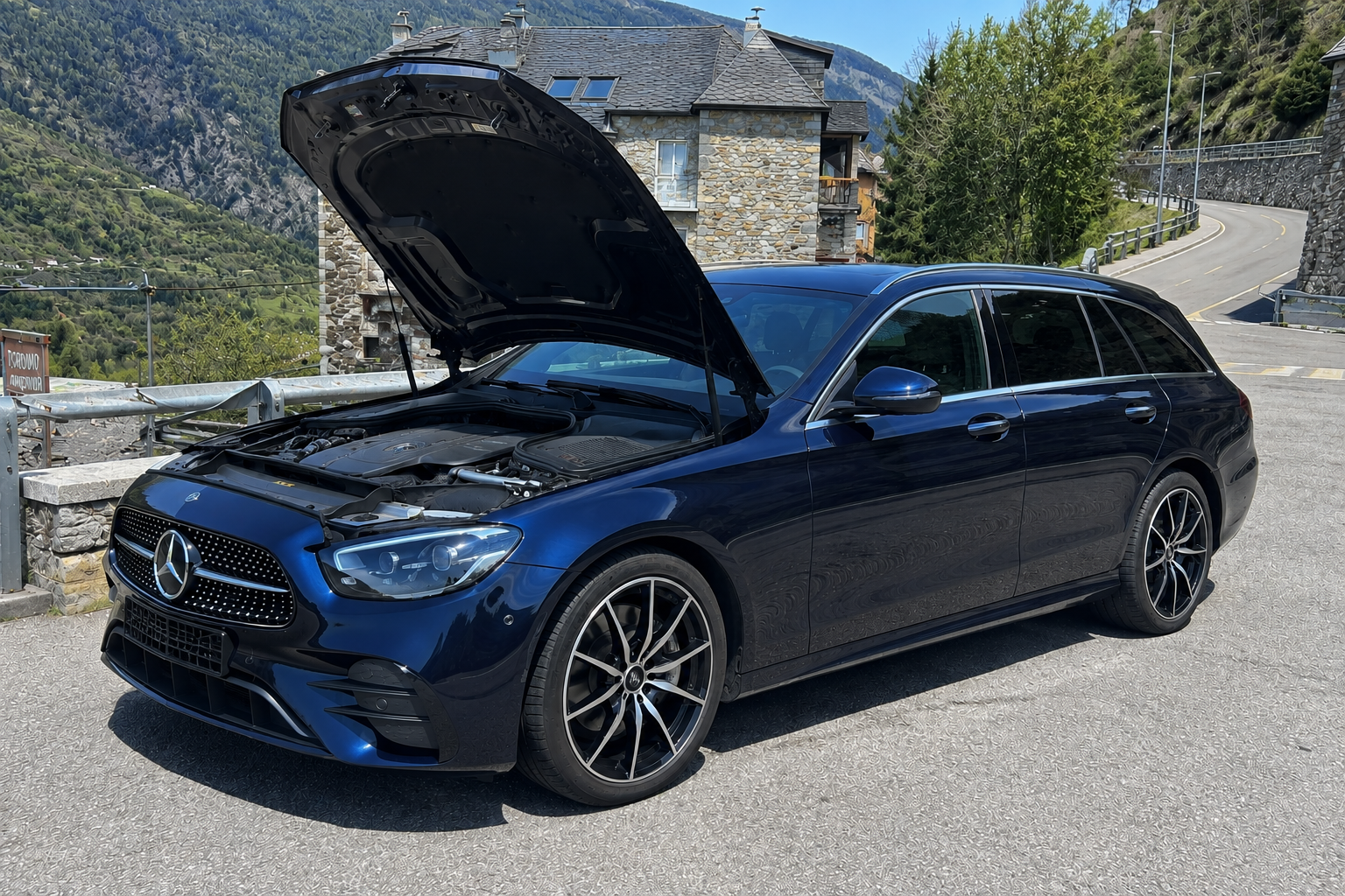 Tècnic revisant el motor d'un cotxe a domicili a Andorra